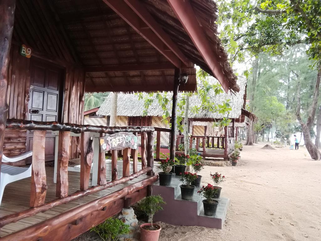 Kohjum Freedom Resort Koh Jum Eksteriør bilde