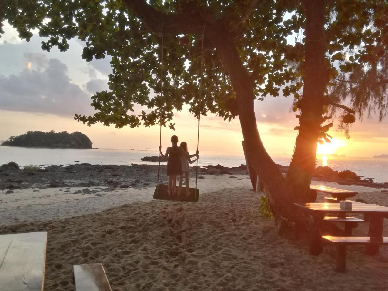 Kohjum Freedom Resort Koh Jum Eksteriør bilde